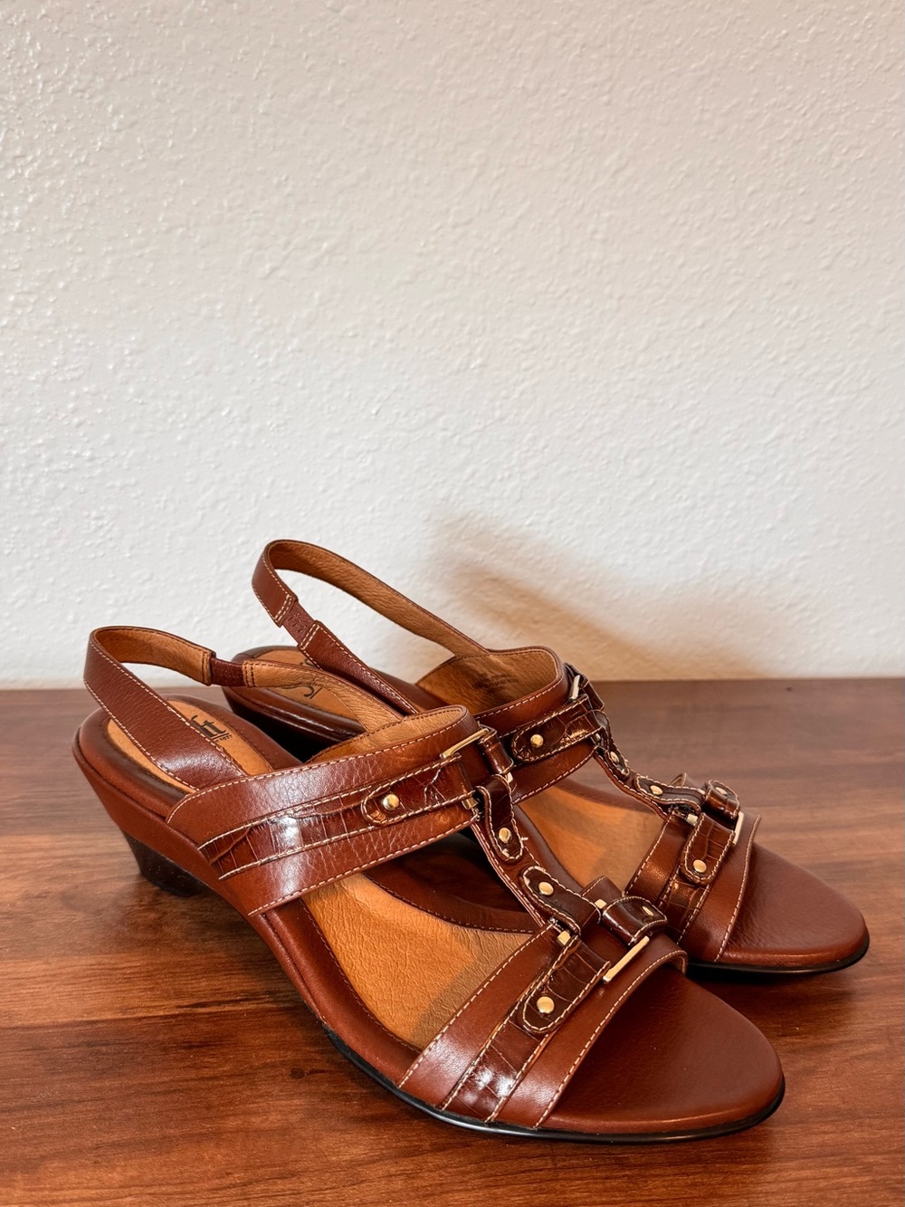 NWT Sofft Brown Leather Open Toe Low Heel Sandals size 10 M